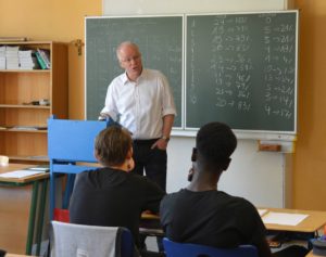 SPD-Bundestagsabgeordneter Matthias Bartke diskutiert mit Zehntklässlern der Katholischen Schule Altona.