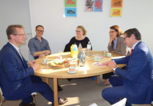 Gesprächsrunde Bugenhagenschule Alsterdorf: Bürgerschaftsabgeordneter Richard Seelmaecker (CDU), Elternsprecher Steffen Brünner, Schülersprecherin Antonia Schulz, Schulleiterin Eva-Maria Kopte, Vorstand Dr. Thilo von Trott