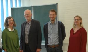 Frau Dr. Meyer (Schulleiterin), Herr Schwieger (SPD-Bürgerschaftsabgeordneter), Herr Kleinow (SPD-Bezirksabgeordneter), Frau Oxe (Mitglied des Lehrerrats) v.l.