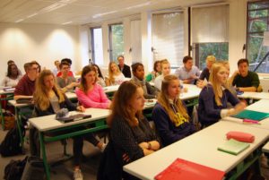 Aufmerksame Zuhörer der Oberstufenklasse im gesellschaftswissenschaftlichen Profil